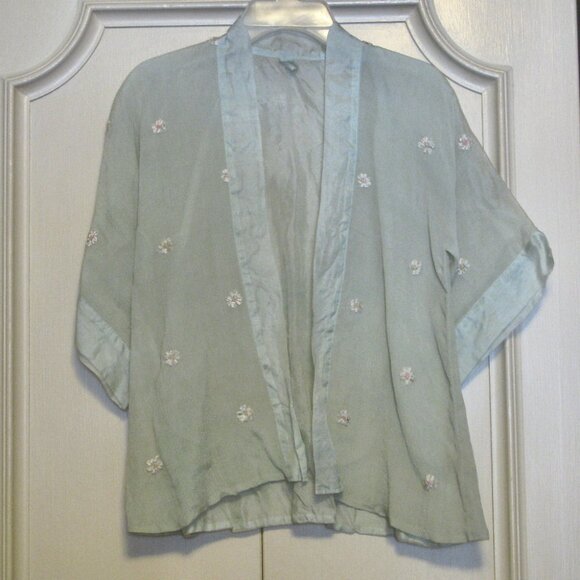 ANTIQUE SILK BABY KIMONO, FROM 1914 WITH EMBROIDERED FLOWERS - Picture 1 of 7